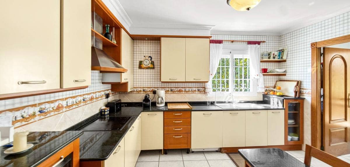 5 soverom Villa til salgs i Torrevieja med svømmebasseng garasje - € 950 000 (Ref: 10181516)