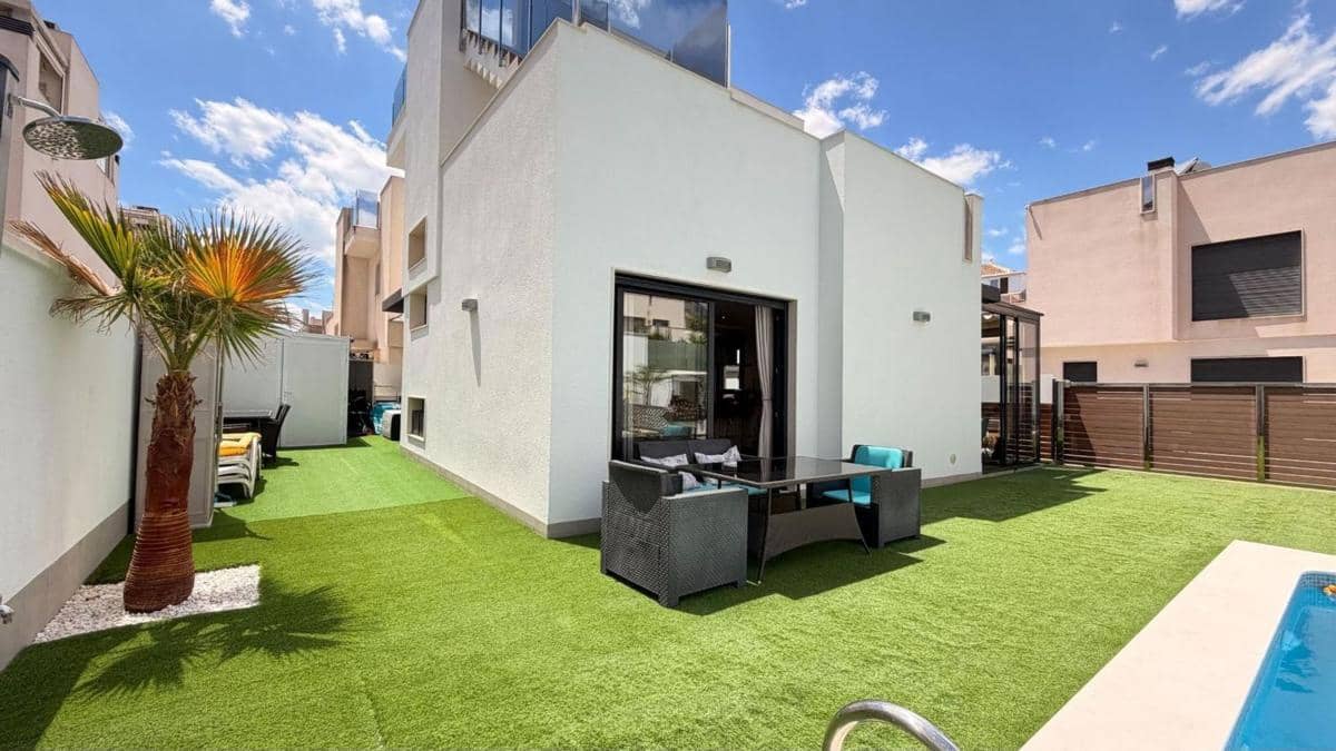 5 soveværelse Villa til salg i Torrevieja med swimmingpool - € 549.000 (Ref: 10181582)