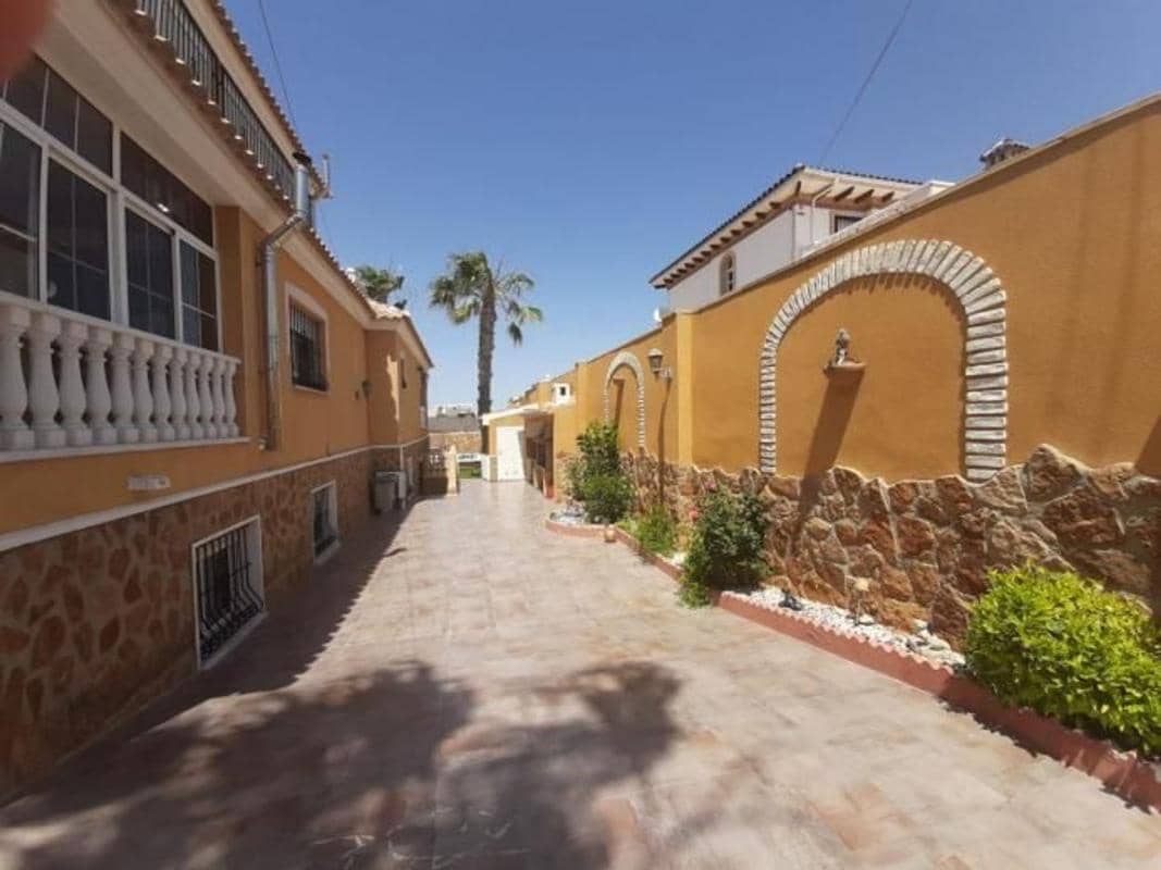 6 soveværelse Villa til salg i Torrevieja med swimmingpool garage - € 525.000 (Ref: 10181585)