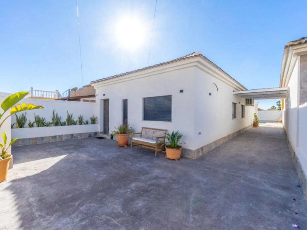 Chalet de 3 habitaciones en Torrevieja en venta con piscina garaje - 459.000 € (Ref: 10181589)