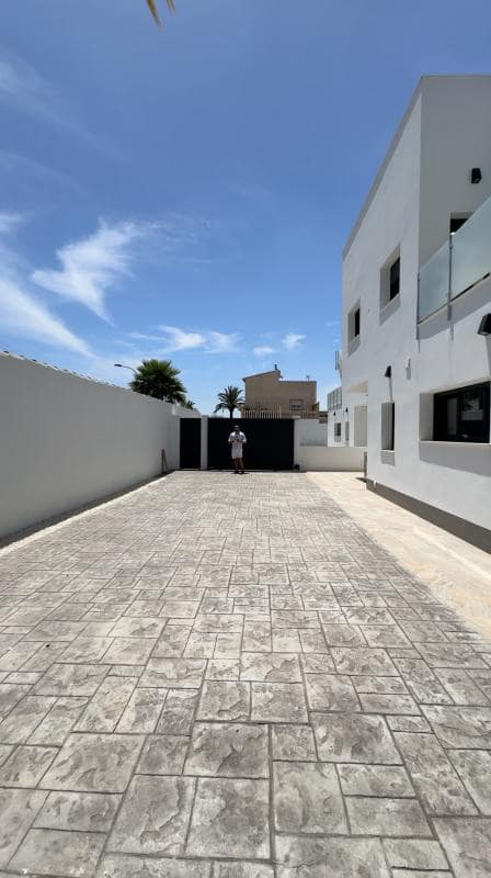 Chalet de 5 habitaciones en Torrevieja en venta con piscina garaje - 980.000 € (Ref: 10182952)