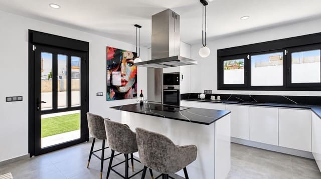 Chalet de 5 habitaciones en Aguas Nuevas, Torrevieja en venta con piscina garaje - 980.000 € (Ref: 10182952)