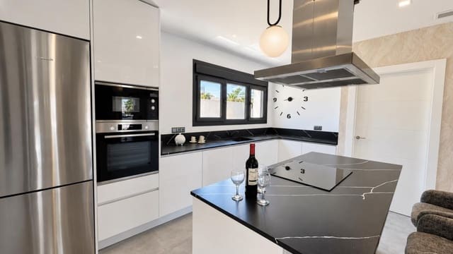 Chalet de 5 habitaciones en Aguas Nuevas, Torrevieja en venta con piscina garaje - 980.000 € (Ref: 10182952)