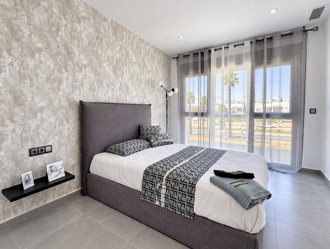 Chalet de 5 habitaciones en Torrevieja en venta con piscina garaje - 980.000 € (Ref: 10182952)