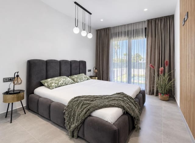 Chalet de 5 habitaciones en Aguas Nuevas, Torrevieja en venta con piscina garaje - 980.000 € (Ref: 10182952)
