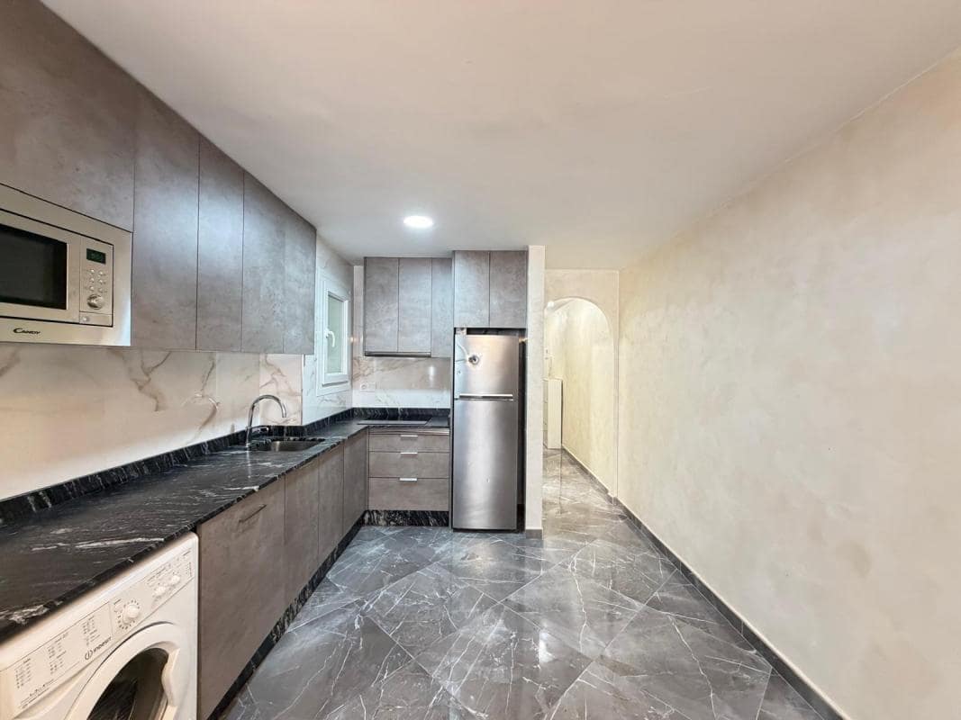 2 soverom Leilighet til salgs i Torrevieja med garasje - € 210 000 (Ref: 10182955)