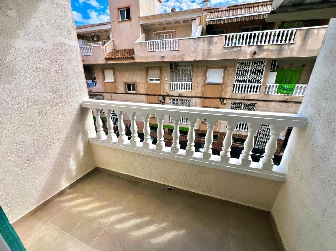 2 soverom Leilighet til salgs i Torrevieja med svømmebasseng garasje - € 187 000 (Ref: 10184759)