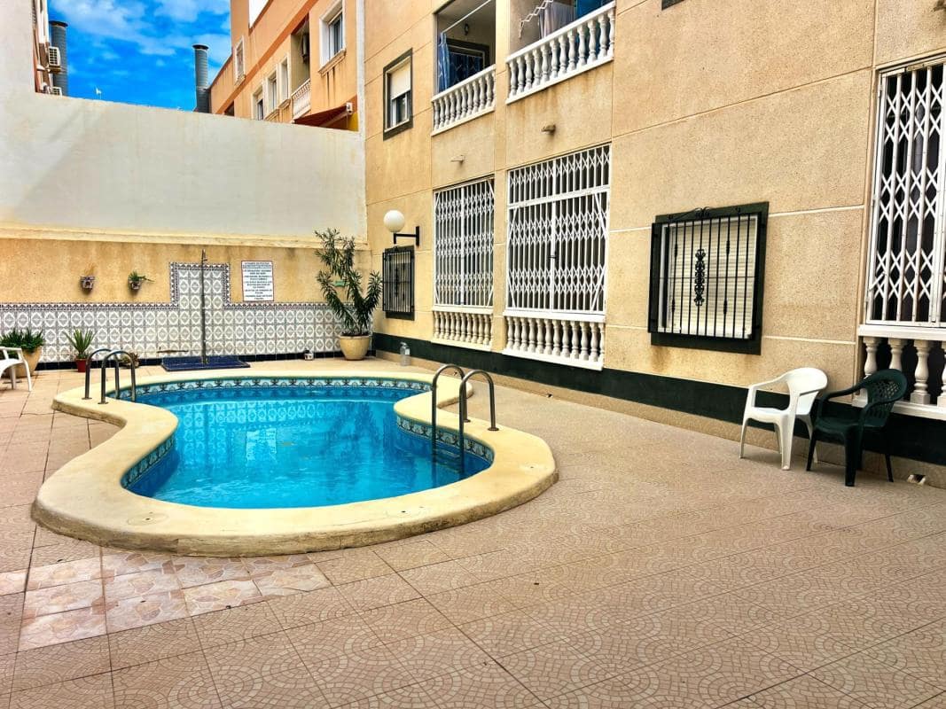 2 soverom Leilighet til salgs i Torrevieja med svømmebasseng garasje - € 187 000 (Ref: 10184759)
