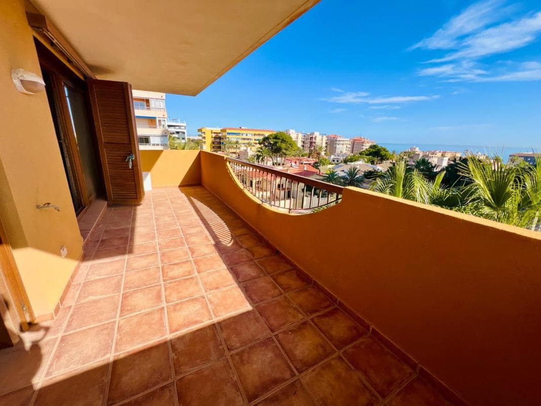 Apartamento de 2 habitaciones en Torrevieja en venta con piscina garaje - 300.000 € (Ref: 10184760)