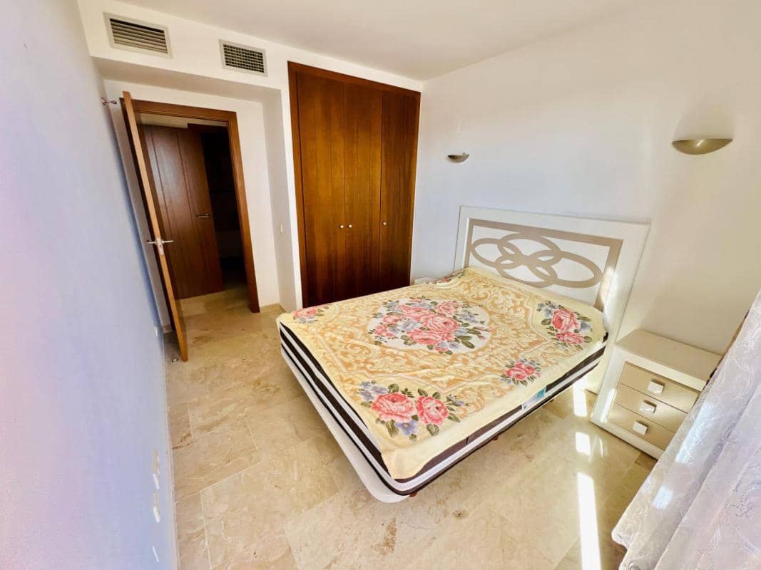 Apartamento de 2 habitaciones en Torrevieja en venta con piscina garaje - 300.000 € (Ref: 10184760)
