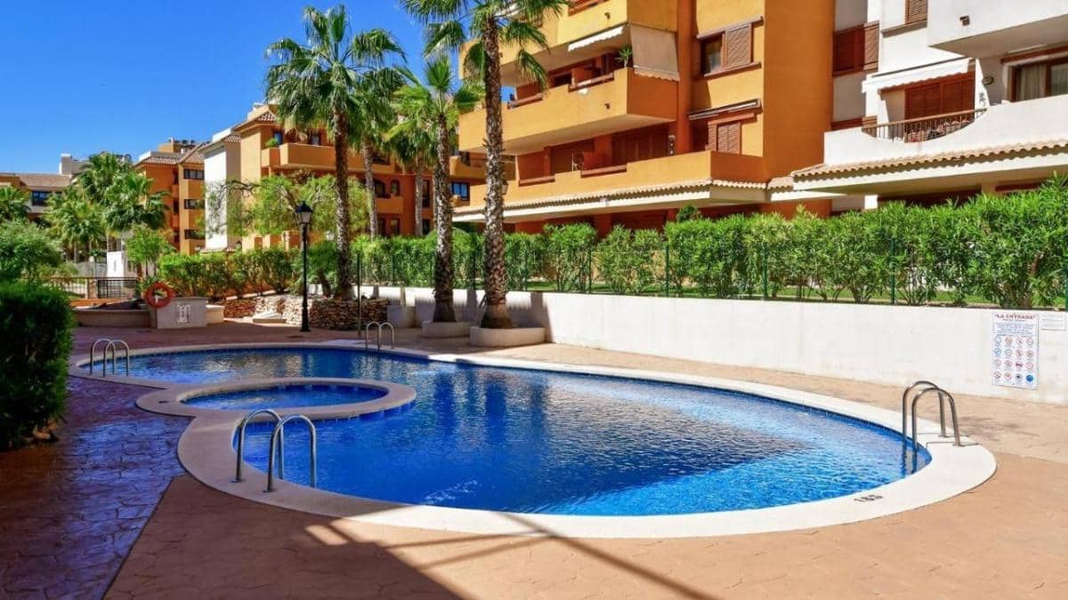 Apartamento de 2 habitaciones en Torrevieja en venta con piscina garaje - 300.000 € (Ref: 10184760)