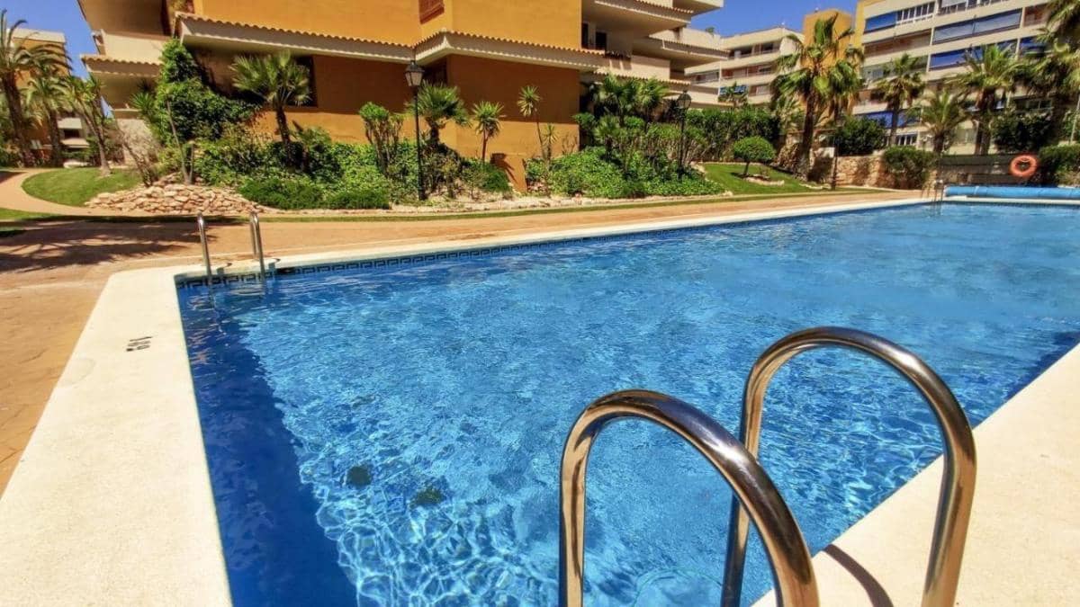 Apartamento de 2 habitaciones en Torrevieja en venta con piscina garaje - 300.000 € (Ref: 10184760)