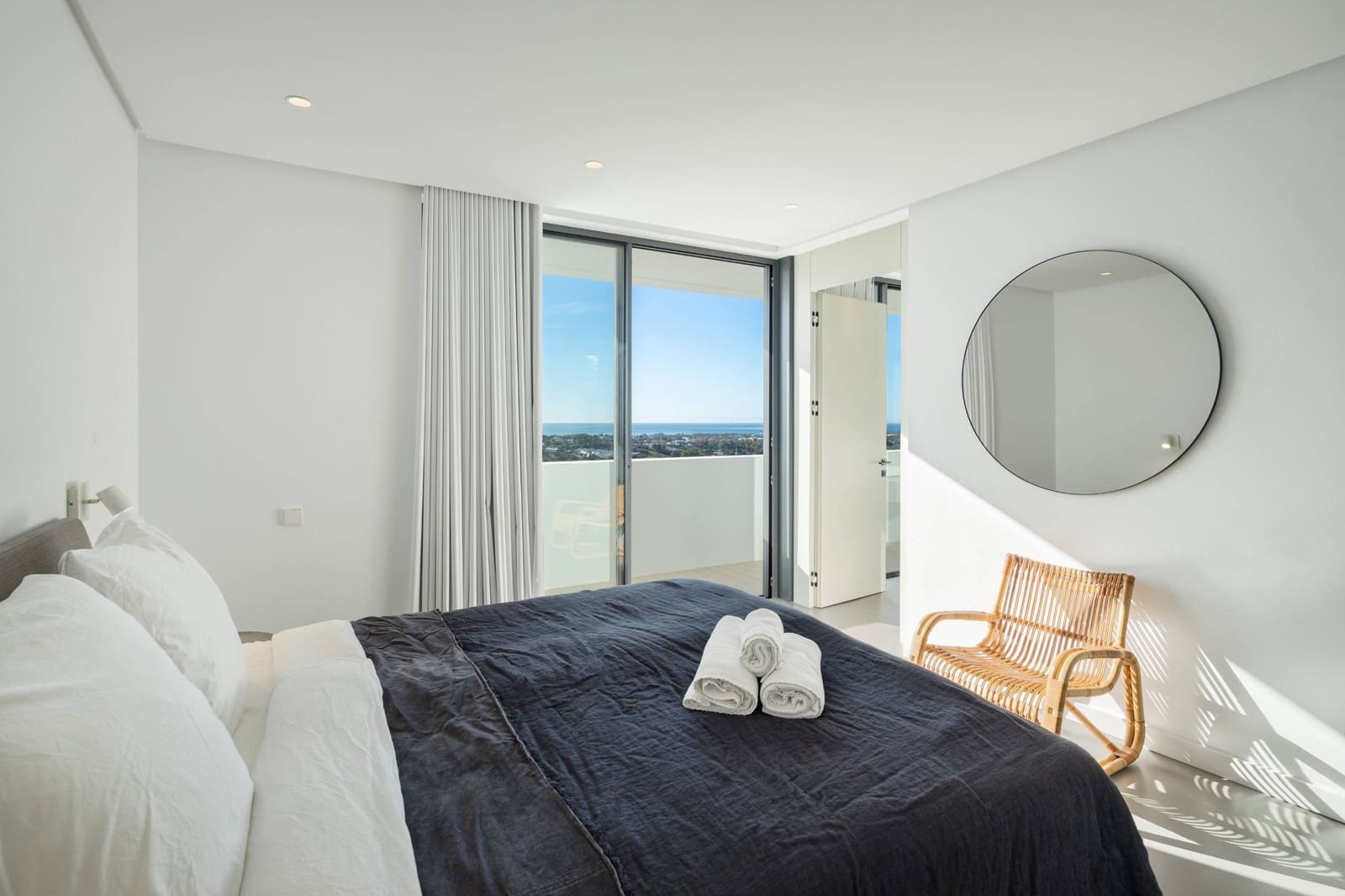 4 bedroom Villa for sale in La Quinta with pool garage - € 3,995,000 (Ref: 8668390)