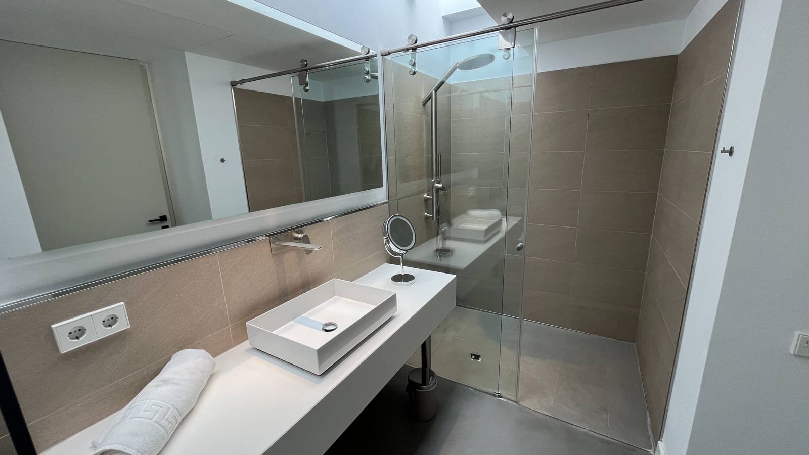 4 bedroom Villa for sale in La Quinta with pool garage - € 3,995,000 (Ref: 8668390)