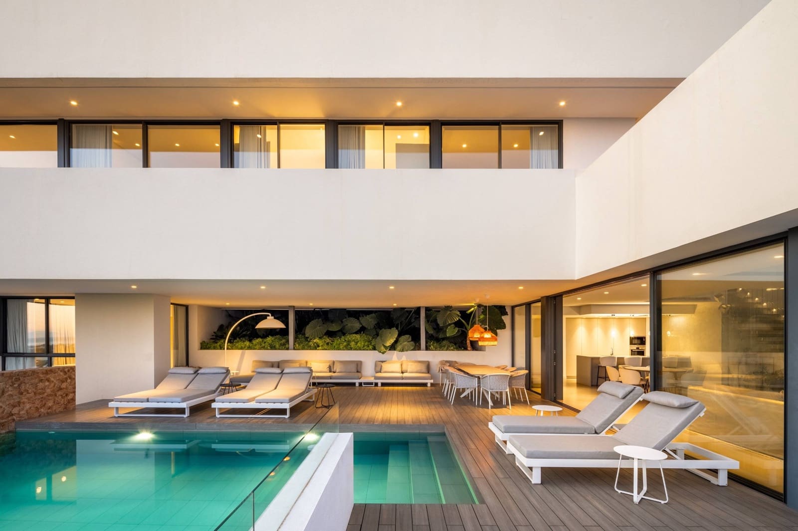 4 bedroom Villa for sale in La Quinta with pool garage - € 3,995,000 (Ref: 8668390)