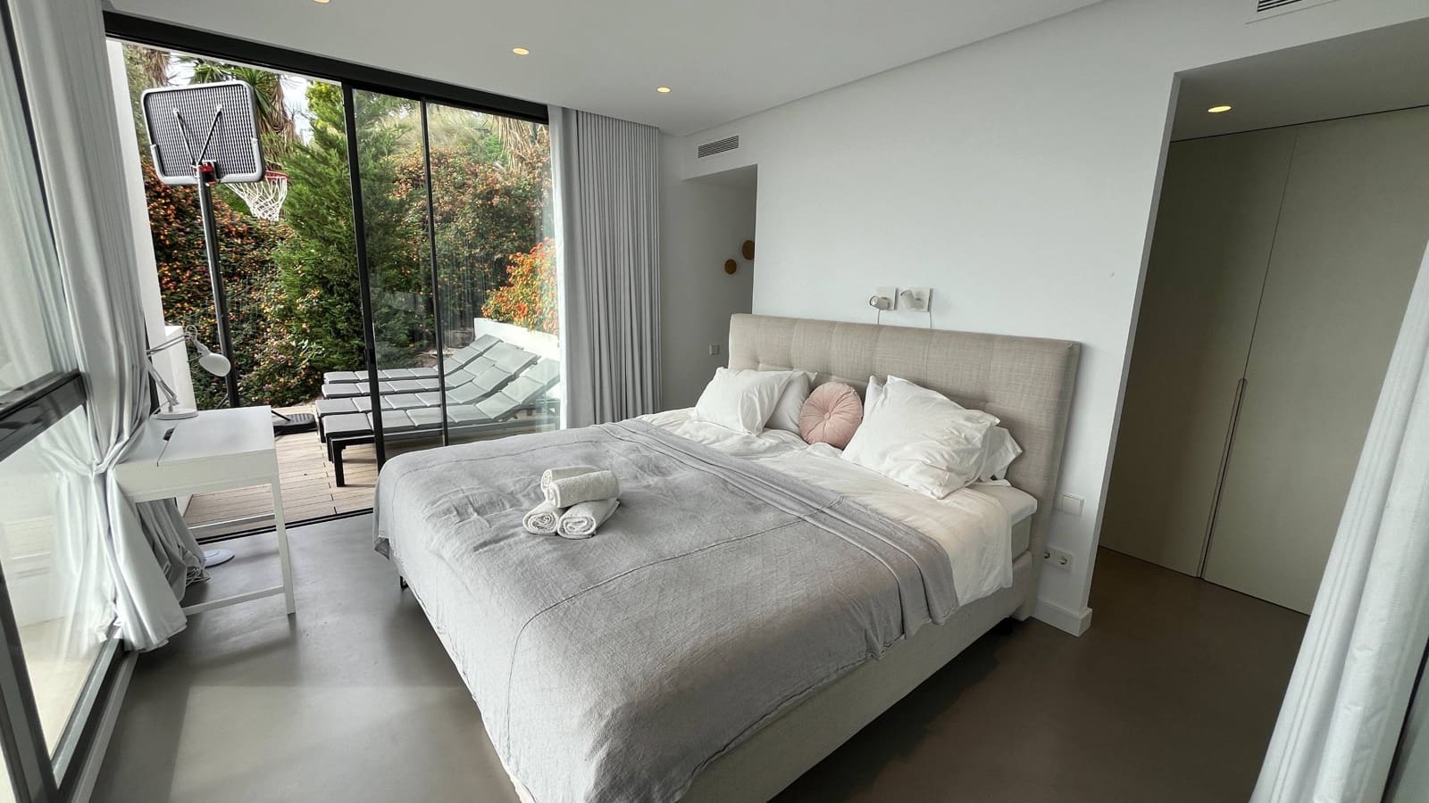 4 bedroom Villa for sale in La Quinta with pool garage - € 3,995,000 (Ref: 8668390)