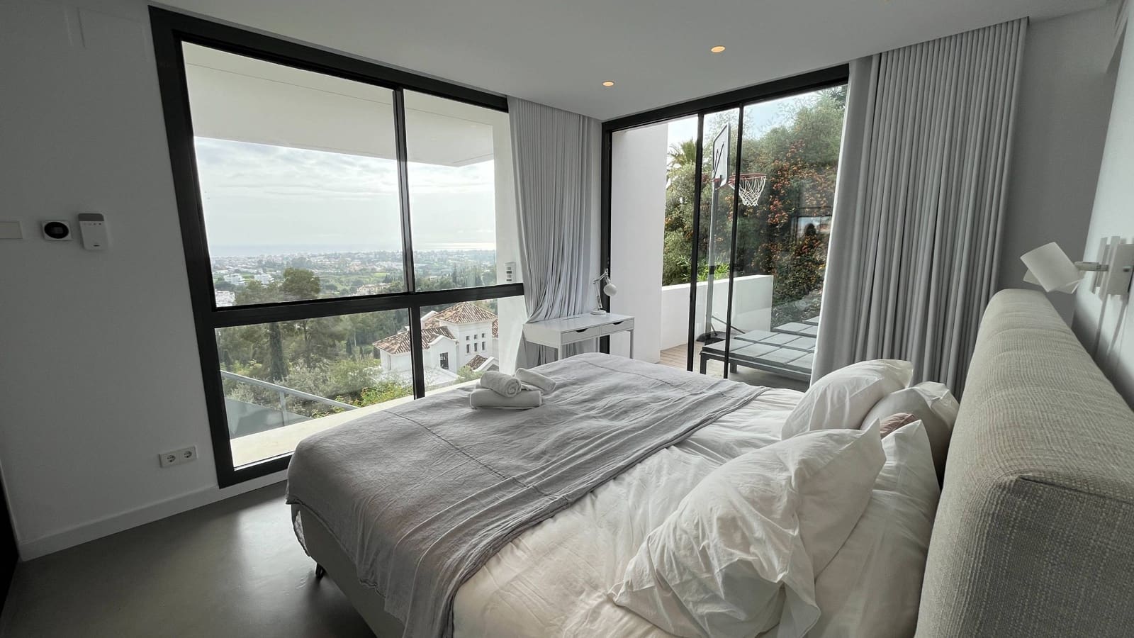 4 bedroom Villa for sale in La Quinta with pool garage - € 3,995,000 (Ref: 8668390)