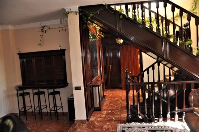 9 chambre Villa/Maison à vendre à Palomares del Río avec piscine garage - 1 020 000 € (Ref: 8798984)