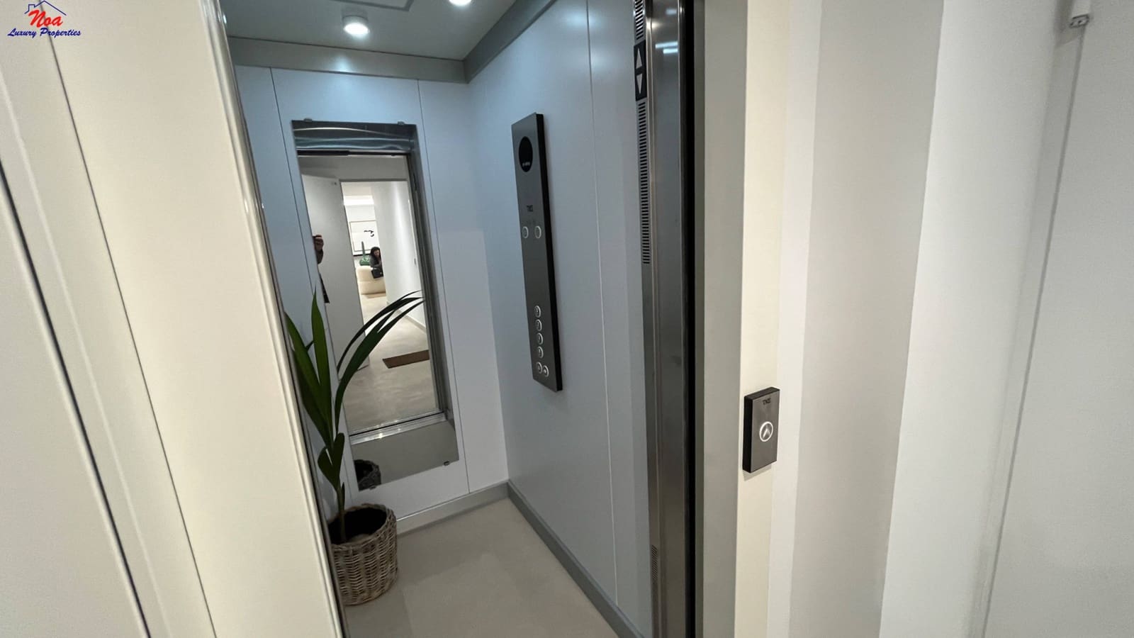 4 bedroom Villa for sale in Marbella with pool garage - € 1,950,000 (Ref: 8829349)