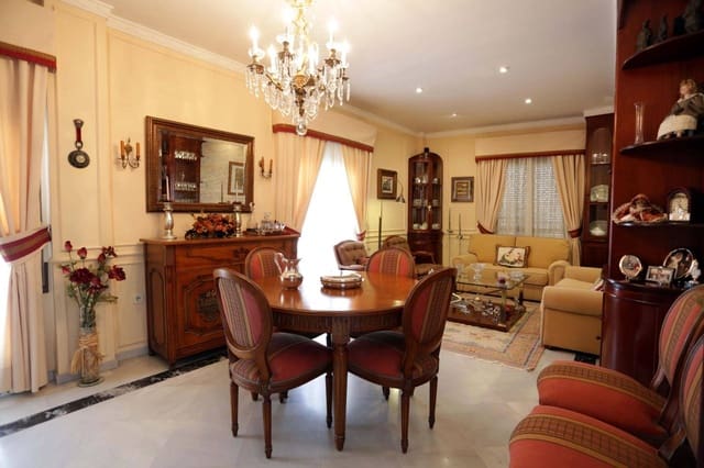 5 bedroom Townhouse for sale in Coria del Río with garage - € 370,000 (Ref: 8854810)