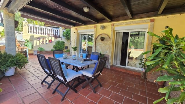 3 quarto Moradia Geminada para venda em Seghers, Estepona com piscina garagem - 620 000 € (Ref: 8900434)