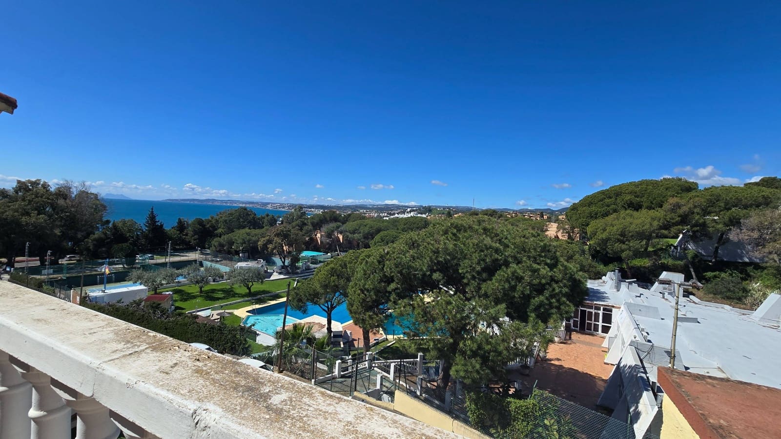 3 quarto Moradia Geminada para venda em Estepona com piscina garagem - 620 000 € (Ref: 8900434)