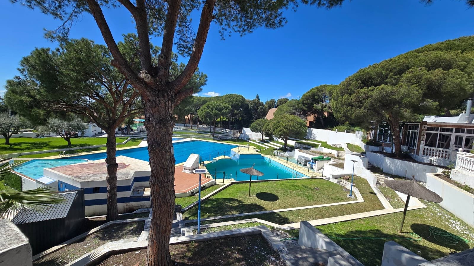 3 quarto Moradia Geminada para venda em Estepona com piscina garagem - 620 000 € (Ref: 8900434)