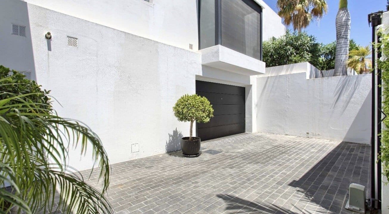 5 bedroom Villa for sale in Benahavis with pool garage - € 4,675,000 (Ref: 8917967)