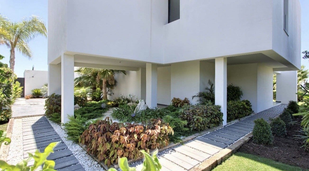 5 bedroom Villa for sale in Benahavis with pool garage - € 4,675,000 (Ref: 8917967)