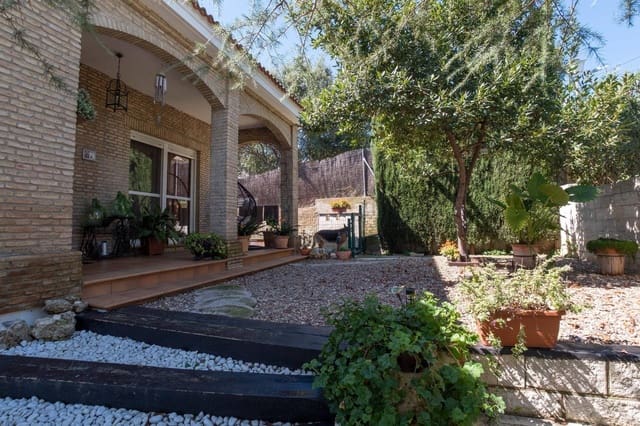 4 bedroom Villa for sale in Salteras with pool - € 285,000 (Ref: 8957132)