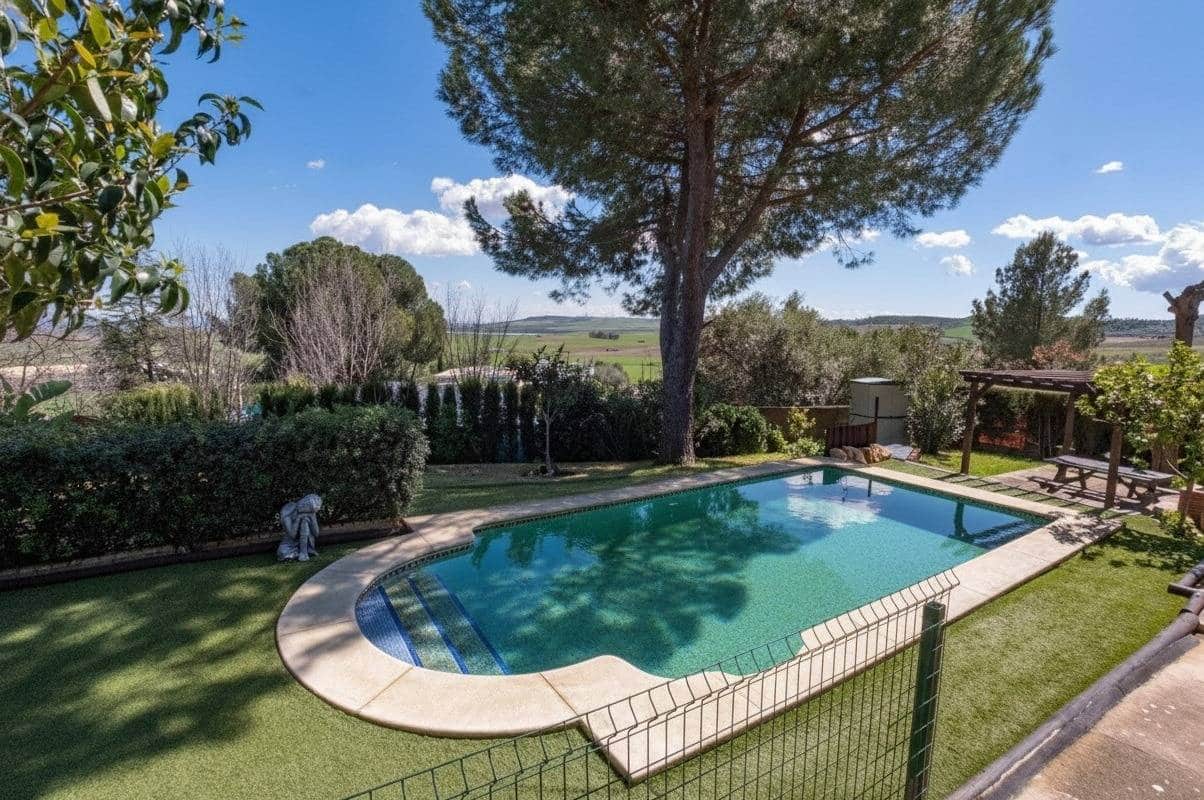 4 soveværelse Villa til salg i Salteras med swimmingpool - € 285.000 (Ref: 8957132)