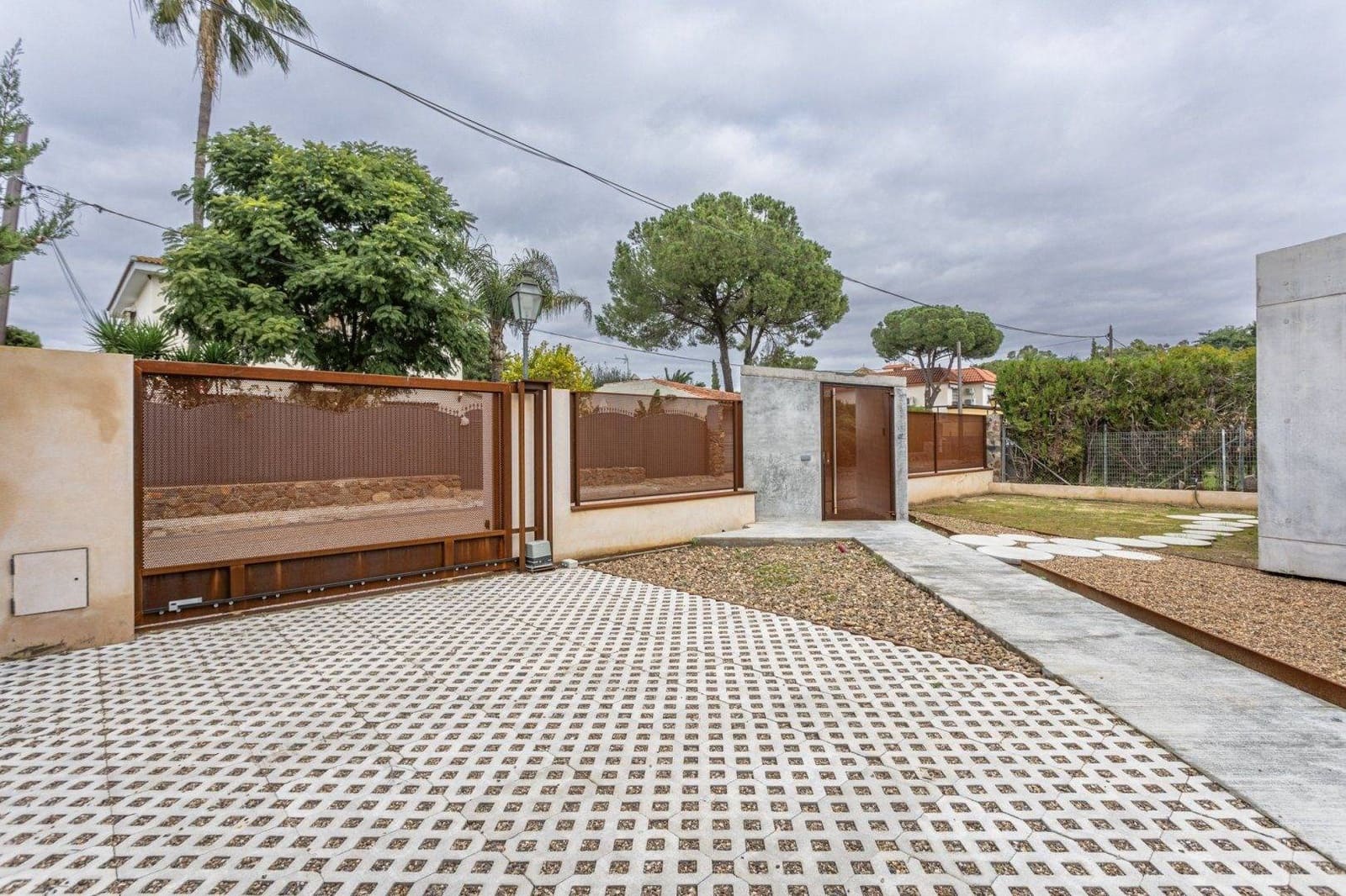 3 soverom Villa til salgs i Carmona med svømmebasseng garasje - € 525 000 (Ref: 9020973)