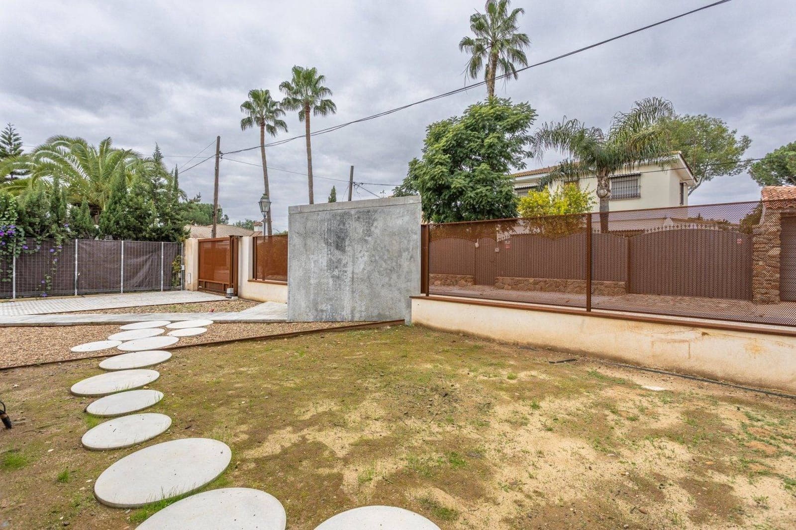 3 soverom Villa til salgs i Carmona med svømmebasseng garasje - € 525 000 (Ref: 9020973)