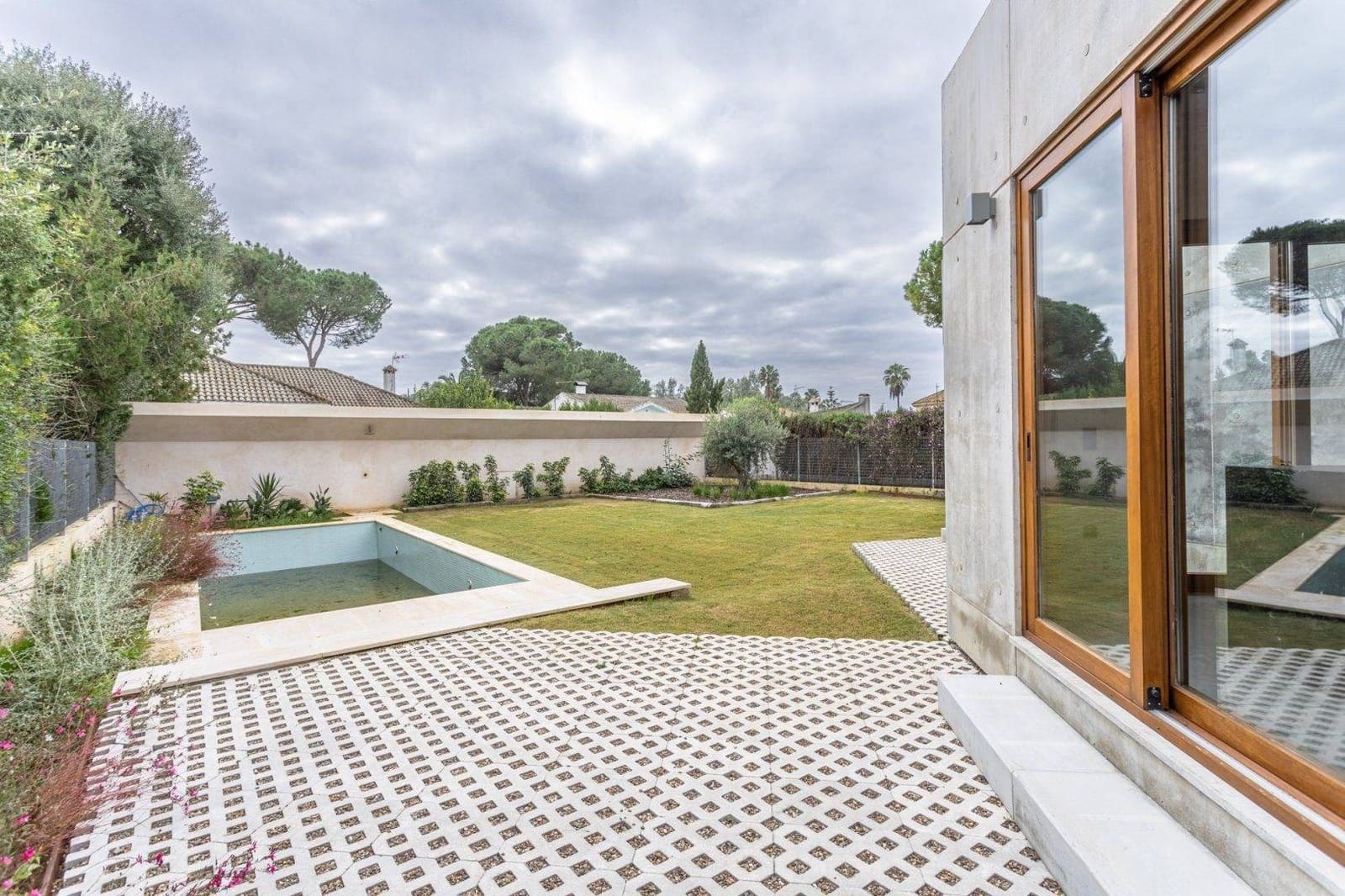 3 soverom Villa til salgs i Carmona med svømmebasseng garasje - € 525 000 (Ref: 9020973)