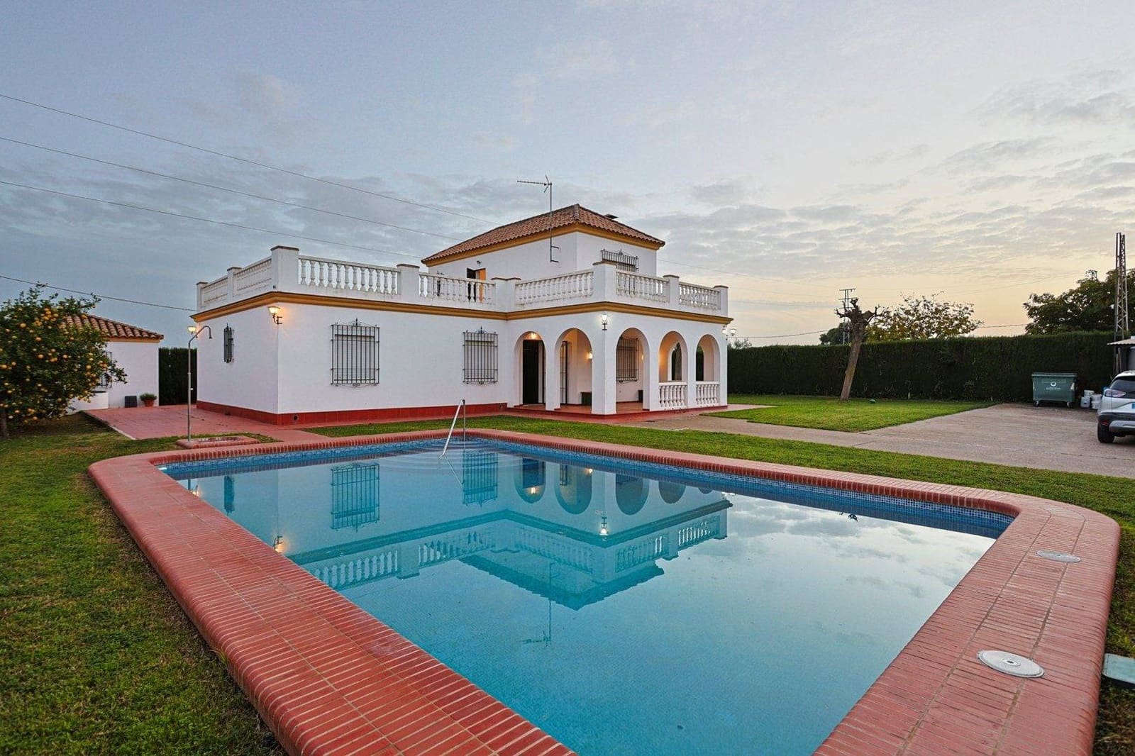 5 soveværelse Villa til salg i Sanlucar la Mayor med swimmingpool garage - € 379.990 (Ref: 9031519)