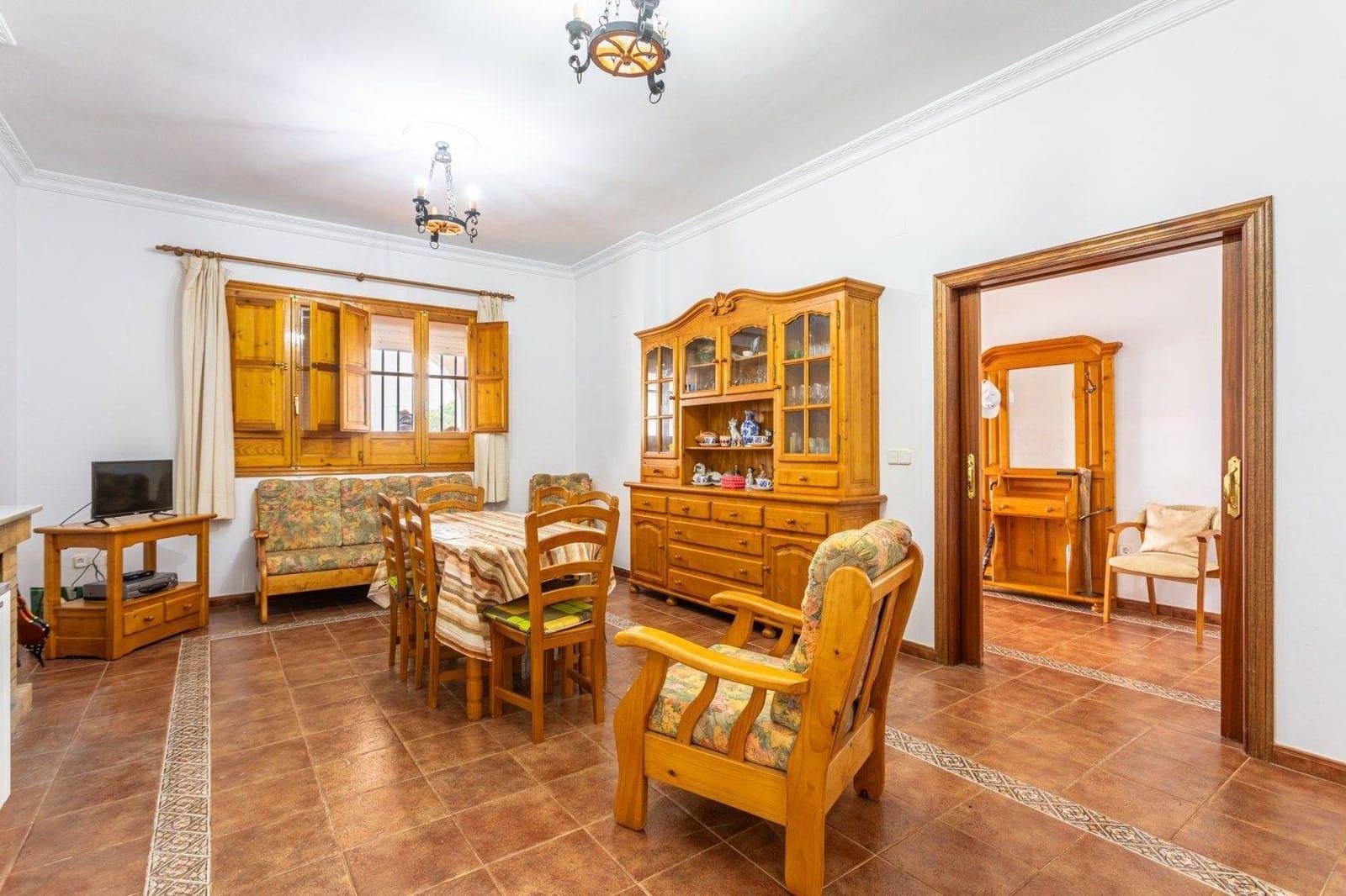 5 soveværelse Villa til salg i Sanlucar la Mayor med swimmingpool garage - € 379.990 (Ref: 9031519)