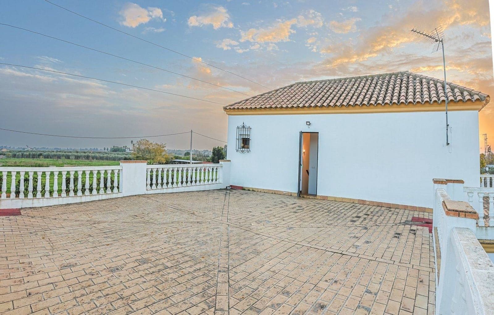 5 soveværelse Villa til salg i Sanlucar la Mayor med swimmingpool garage - € 379.990 (Ref: 9031519)