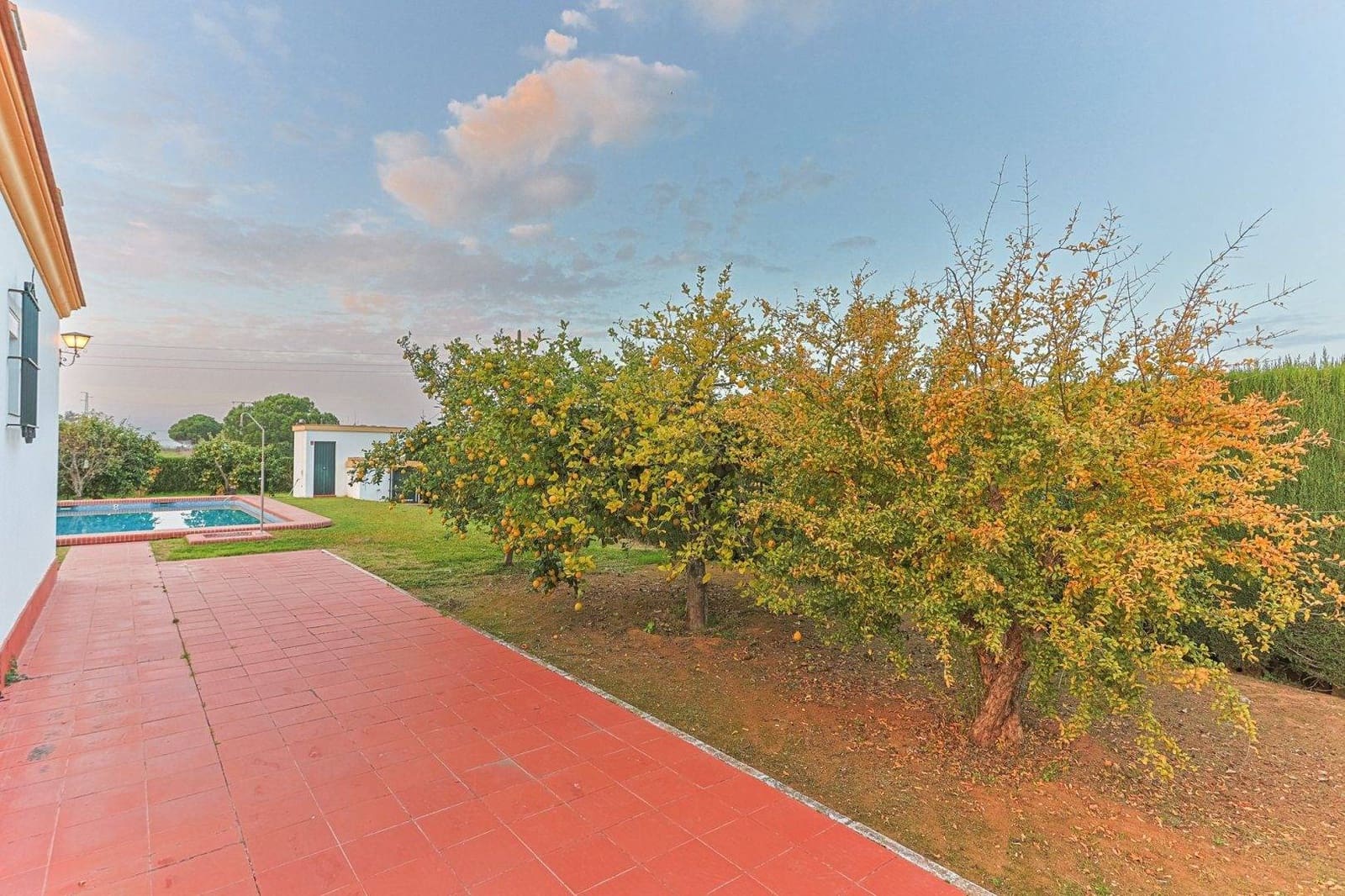 5 soveværelse Villa til salg i Sanlucar la Mayor med swimmingpool garage - € 379.990 (Ref: 9031519)