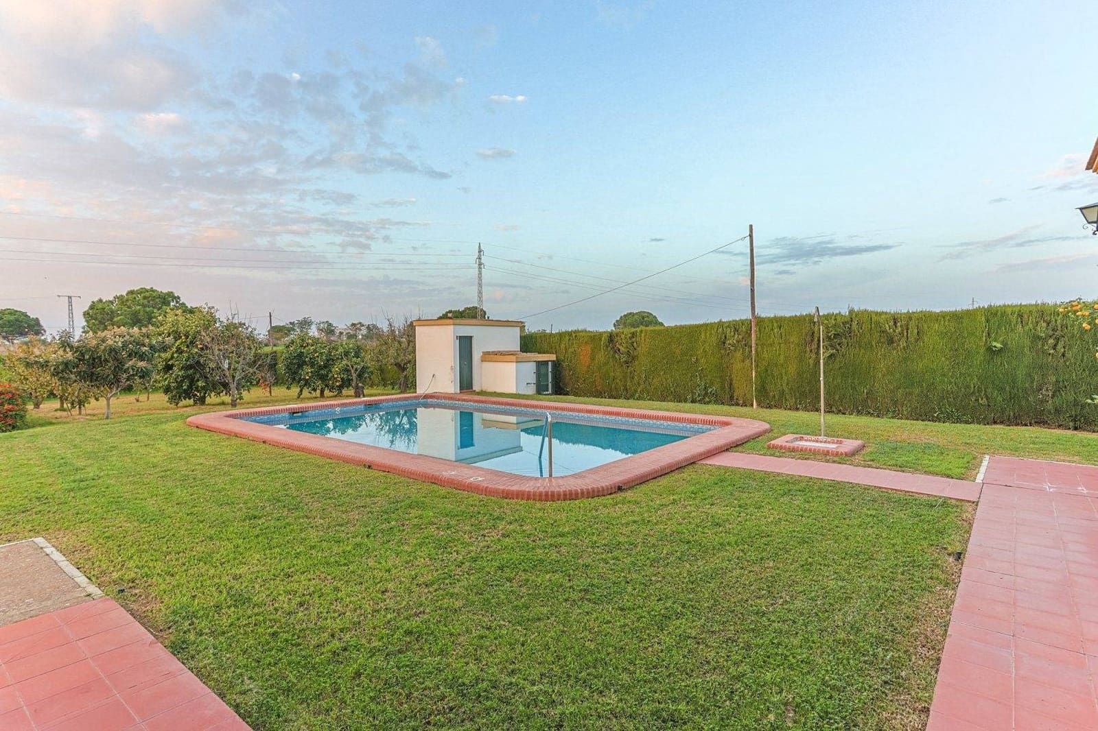 5 soveværelse Villa til salg i Sanlucar la Mayor med swimmingpool garage - € 379.990 (Ref: 9031519)