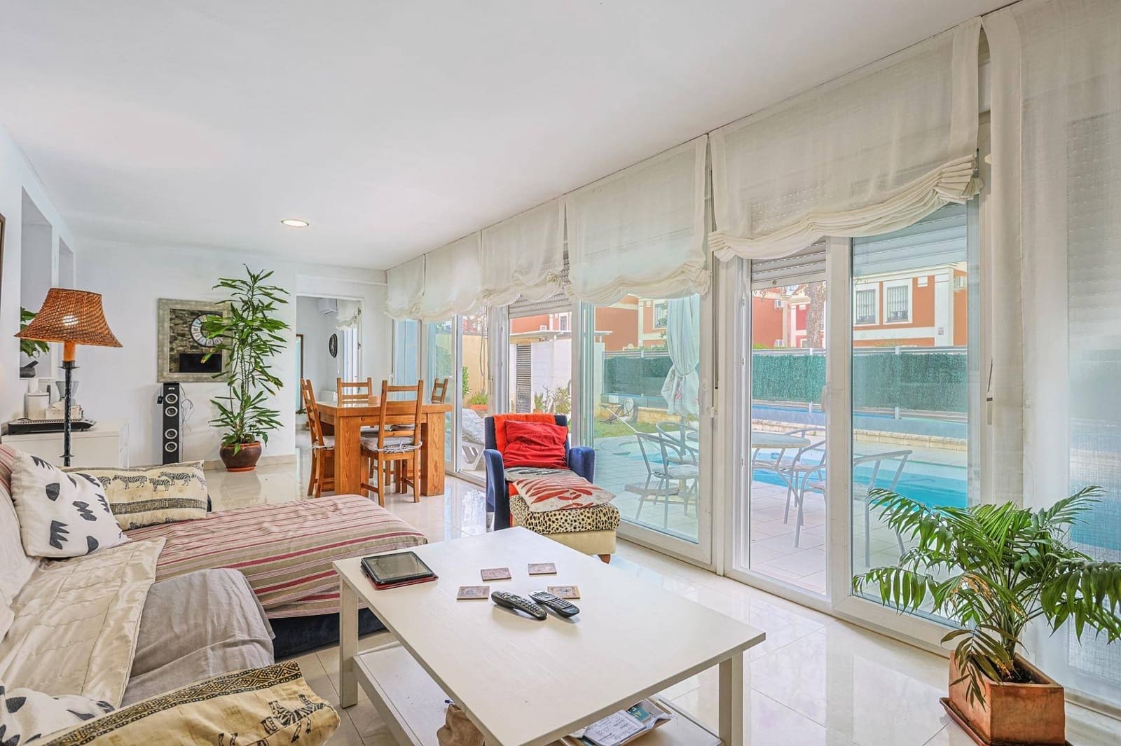 4 soveværelse Villa til salg i Montequinto med swimmingpool garage - € 669.000 (Ref: 9051038)