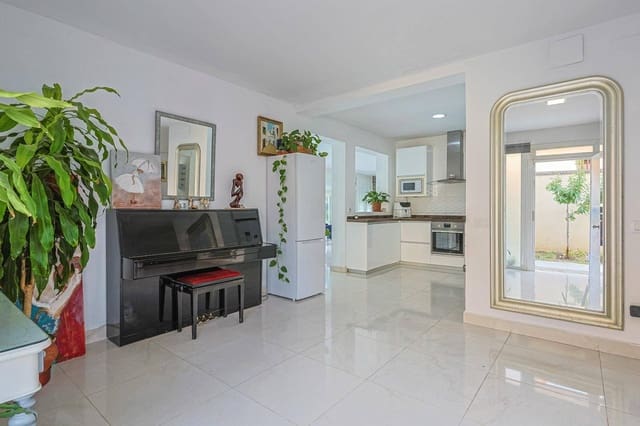 4 soverom Villa til salgs i Montequinto, Dos Hermanas med svømmebasseng garasje - € 669 000 (Ref: 9051038)