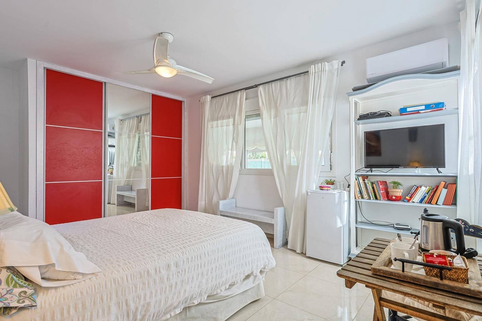 4 soveværelse Villa til salg i Montequinto med swimmingpool garage - € 669.000 (Ref: 9051038)