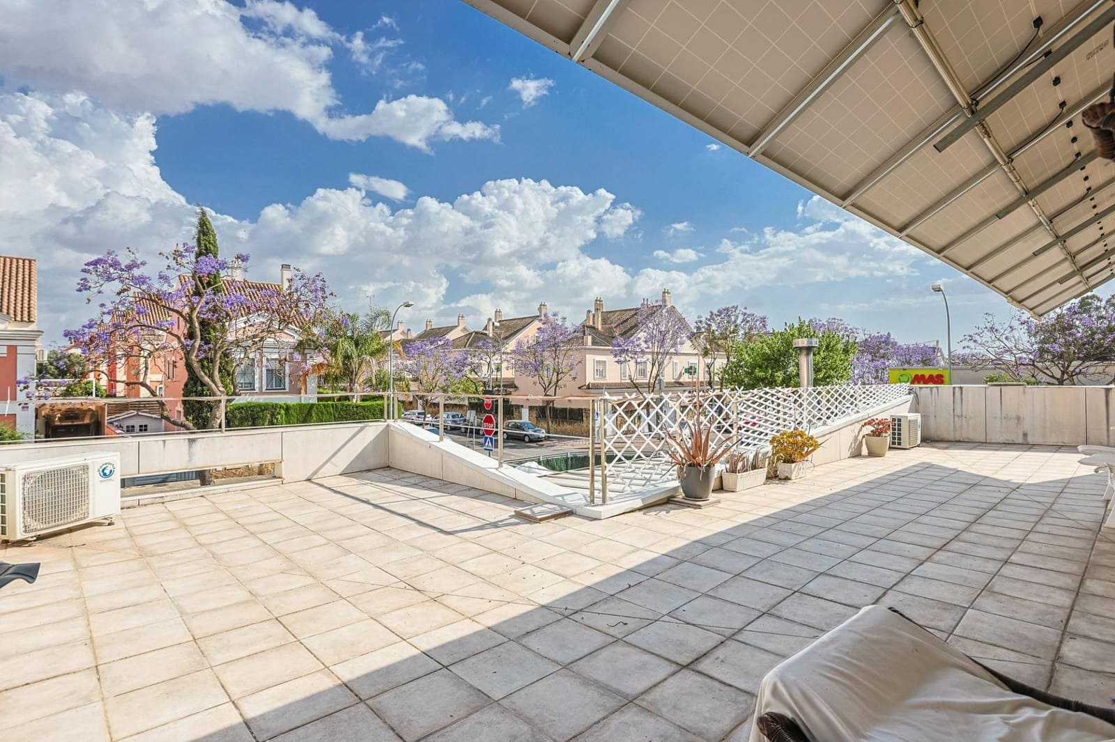 4 soveværelse Villa til salg i Montequinto med swimmingpool garage - € 669.000 (Ref: 9051038)