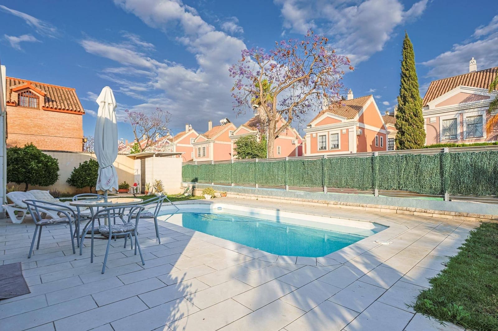 4 soveværelse Villa til salg i Montequinto med swimmingpool garage - € 669.000 (Ref: 9051038)