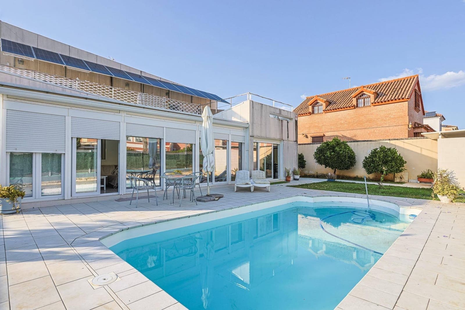 4 soveværelse Villa til salg i Montequinto med swimmingpool garage - € 669.000 (Ref: 9051038)