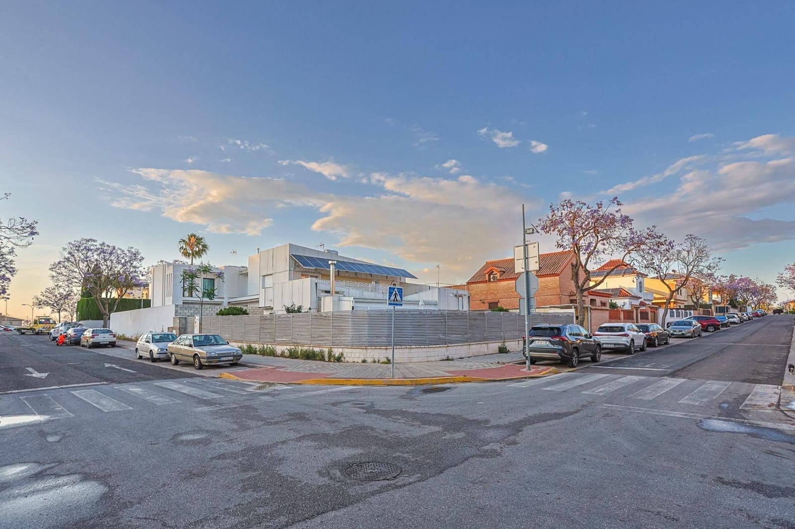 4 soveværelse Villa til salg i Montequinto med swimmingpool garage - € 669.000 (Ref: 9051038)