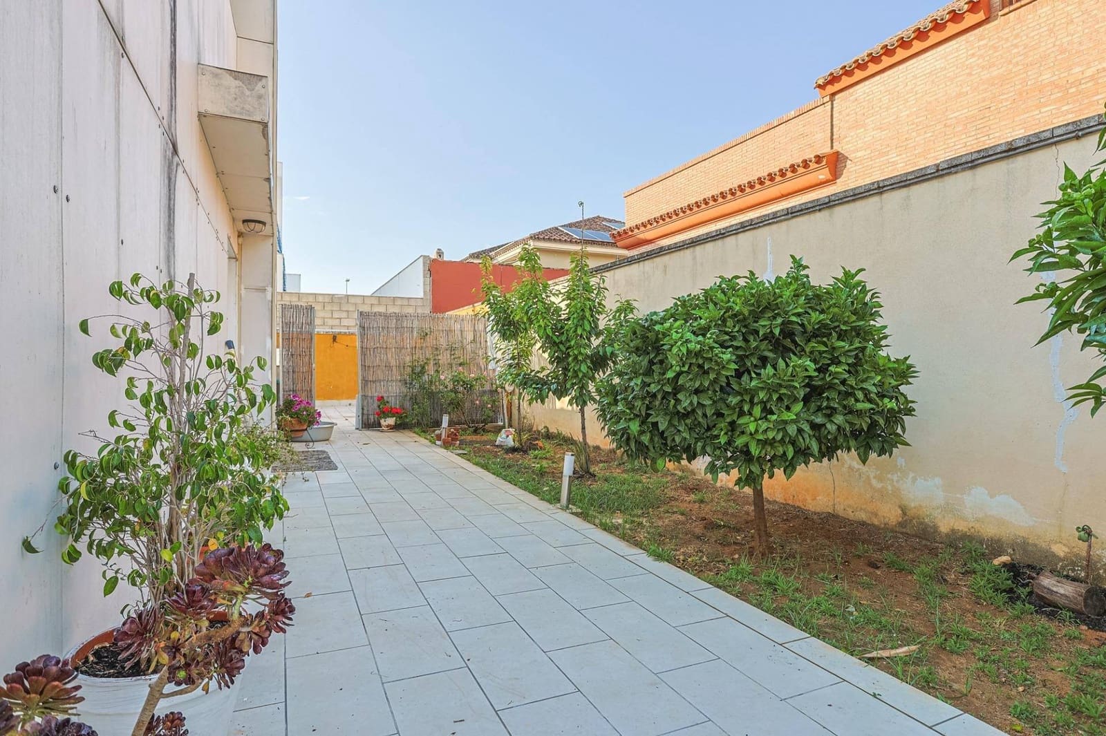 4 soveværelse Villa til salg i Montequinto med swimmingpool garage - € 669.000 (Ref: 9051038)