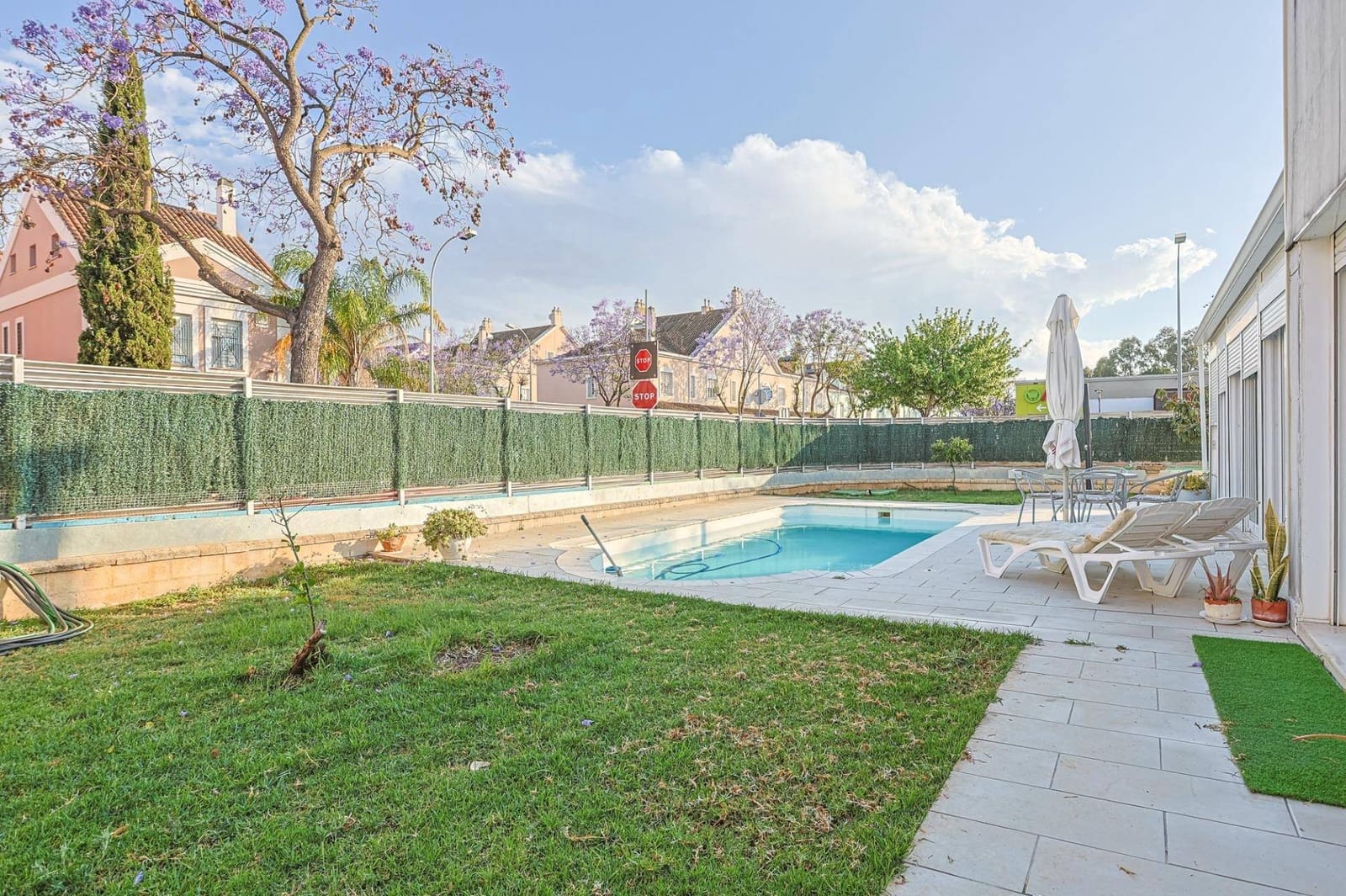 4 soveværelse Villa til salg i Montequinto med swimmingpool garage - € 669.000 (Ref: 9051038)