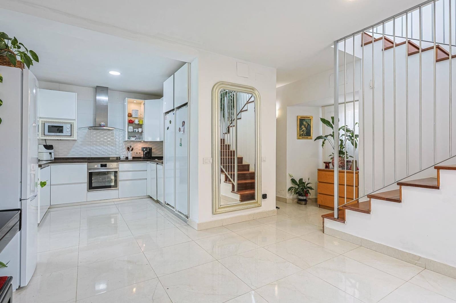 4 soveværelse Villa til salg i Montequinto med swimmingpool garage - € 669.000 (Ref: 9051038)