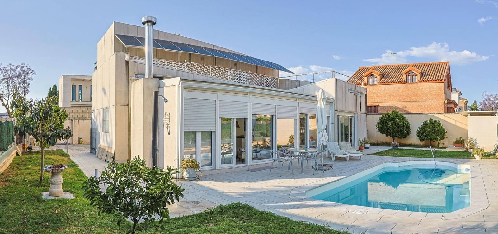 4 soveværelse Villa til salg i Montequinto med swimmingpool garage - € 669.000 (Ref: 9051038)
